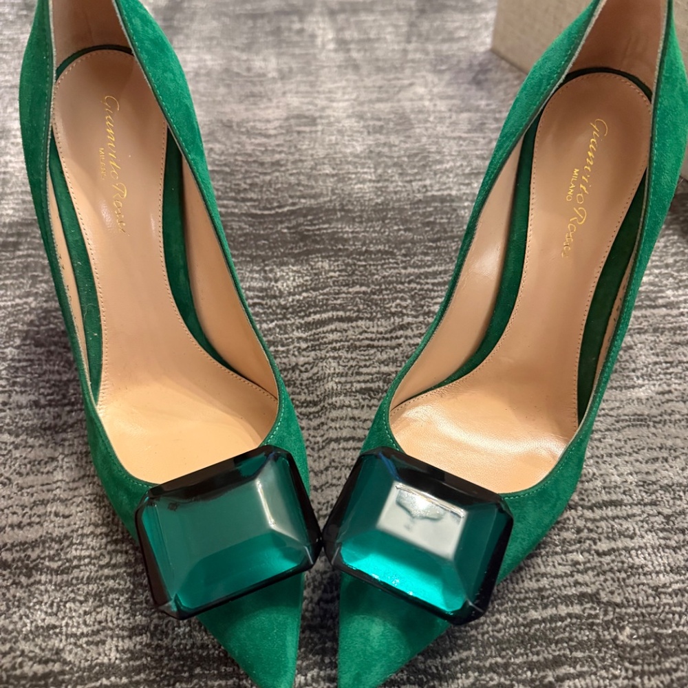 Elegant Green Stiletto Heels with Jewel Accent - Picture 4 of 5